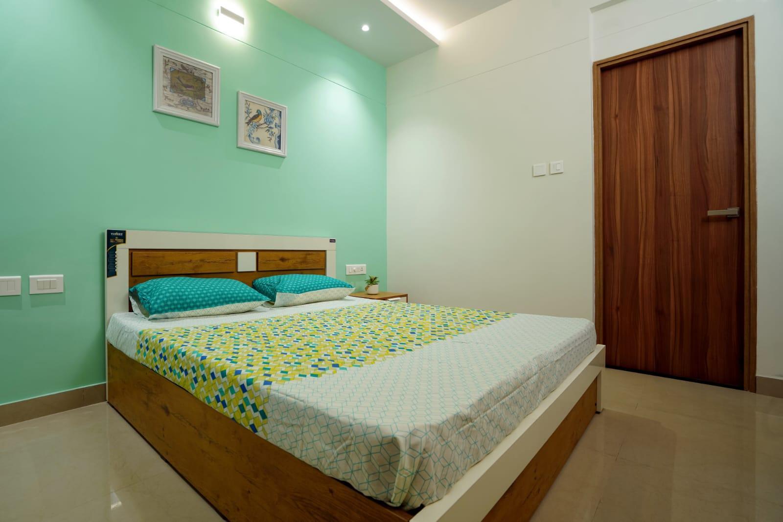 Queens Courtyard - Image 4