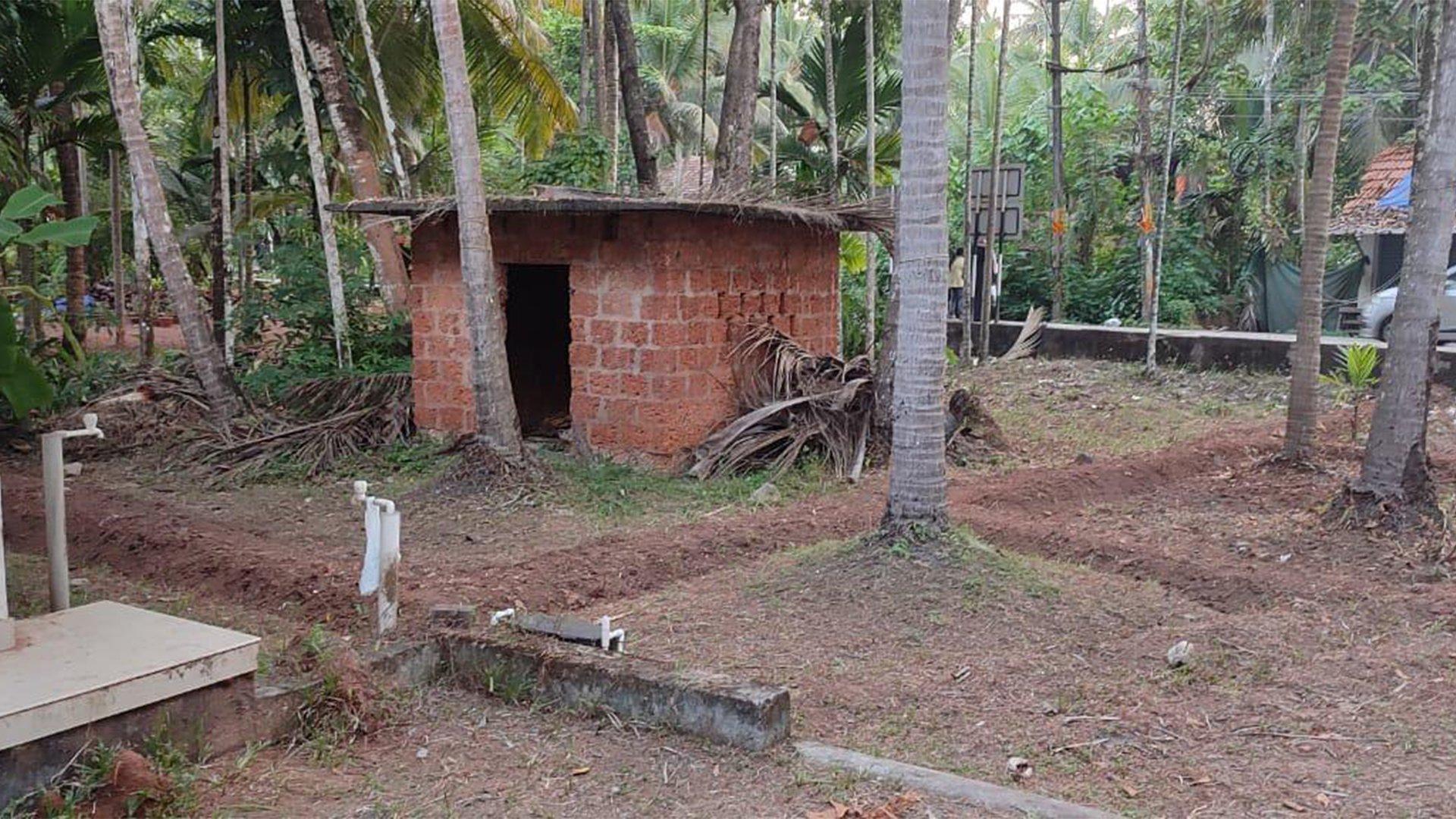 Plot With House At Dharmadam - Image 3