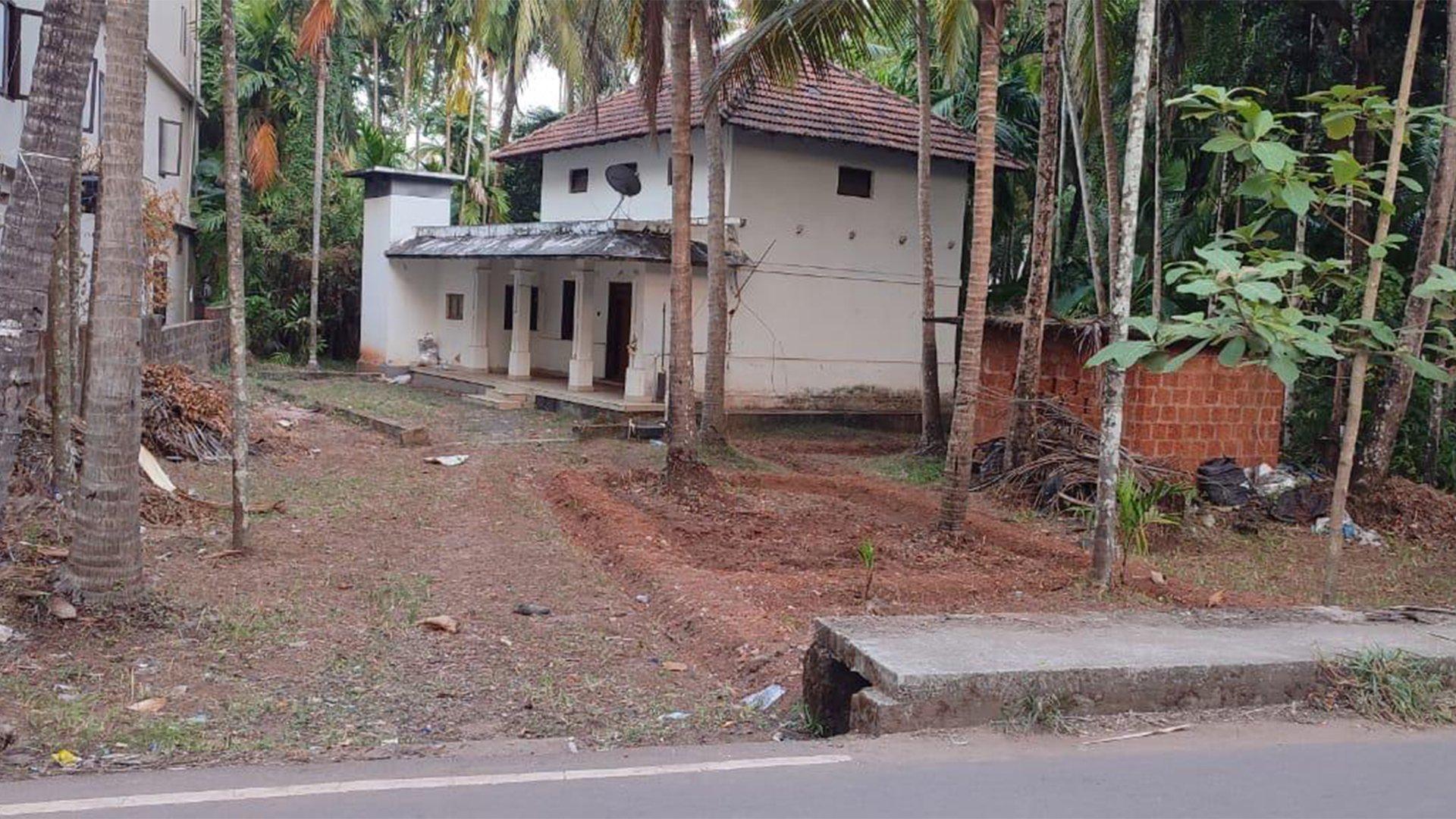 Plot With House At Dharmadam - Image 5