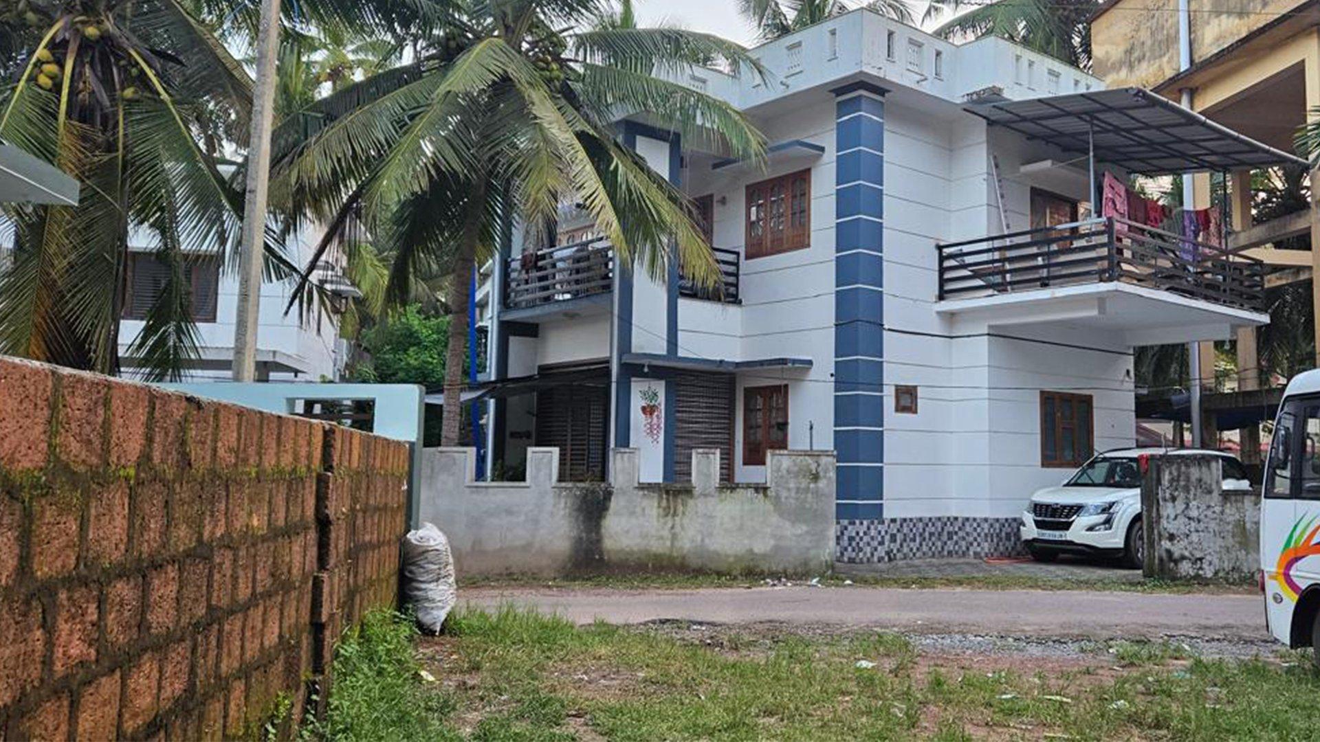 House At Muzhapilangad — photo 10