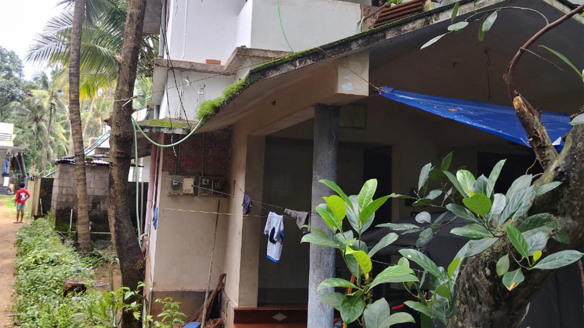 House At Naduvattum - Image 6